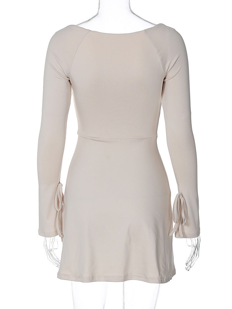 Wendy – Tailliertes Kleid mit Glockenärmeln