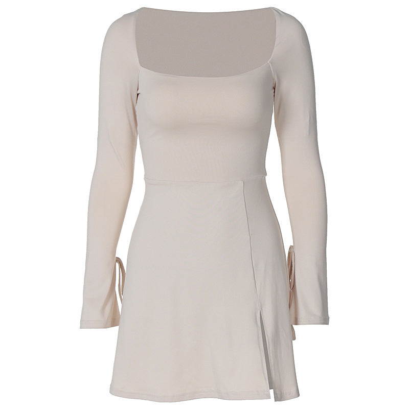 Wendy – Tailliertes Kleid mit Glockenärmeln