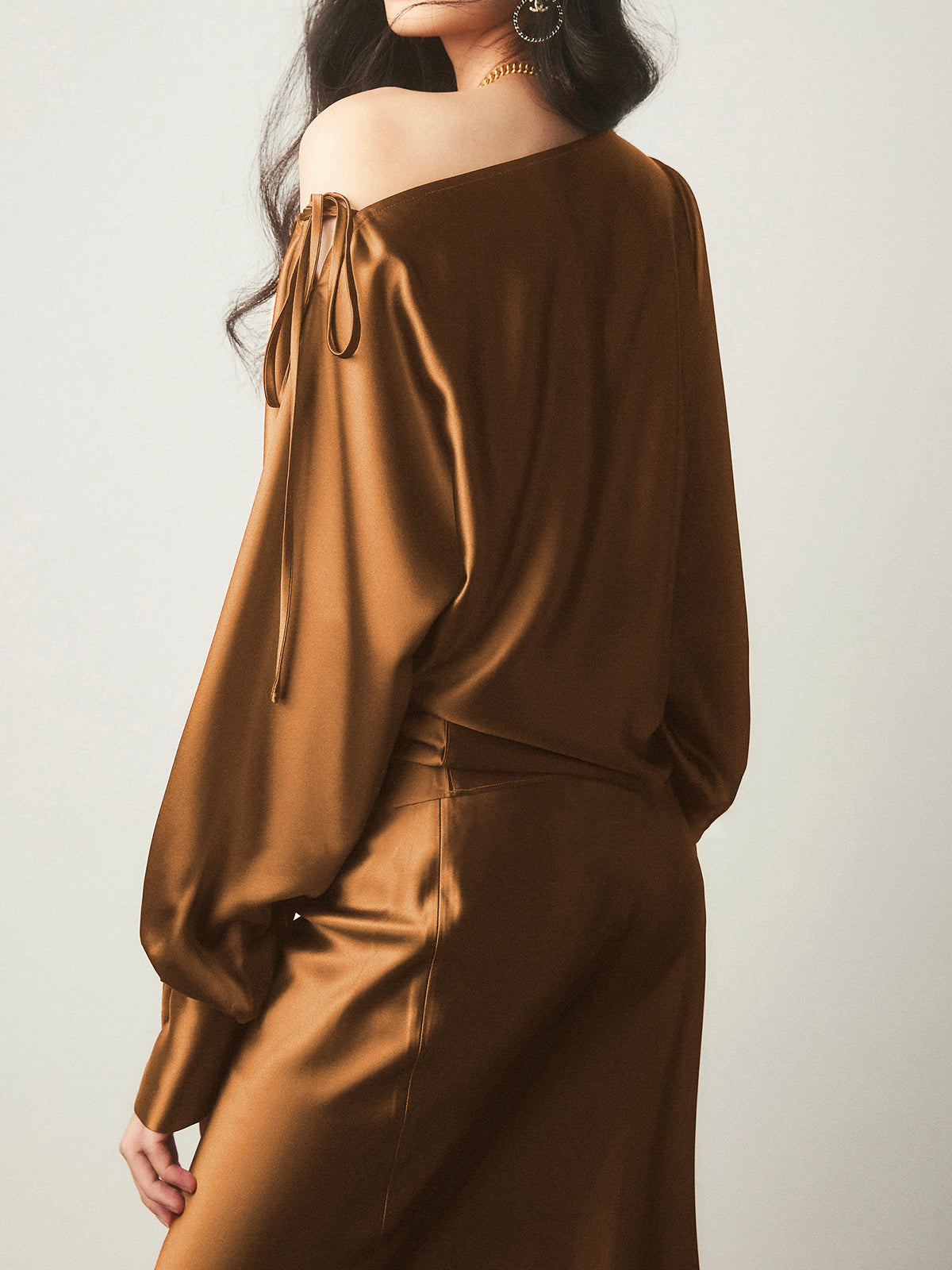 Fudus | Satin Asymmetrische Kalt Schulter Gebundene Bluse