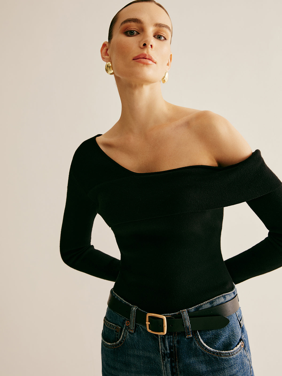 Fudus | Asymmetrisches Cold Shoulder Stricktop