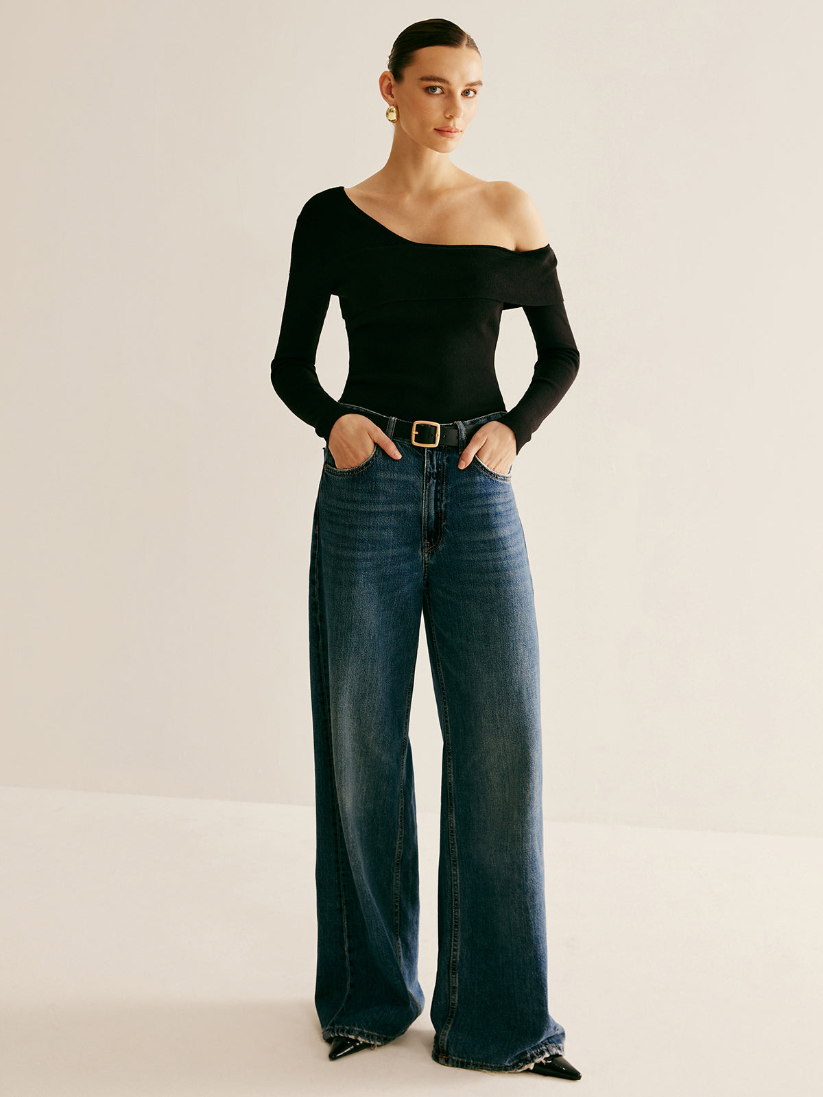 Fudus | Asymmetrisches Cold Shoulder Stricktop