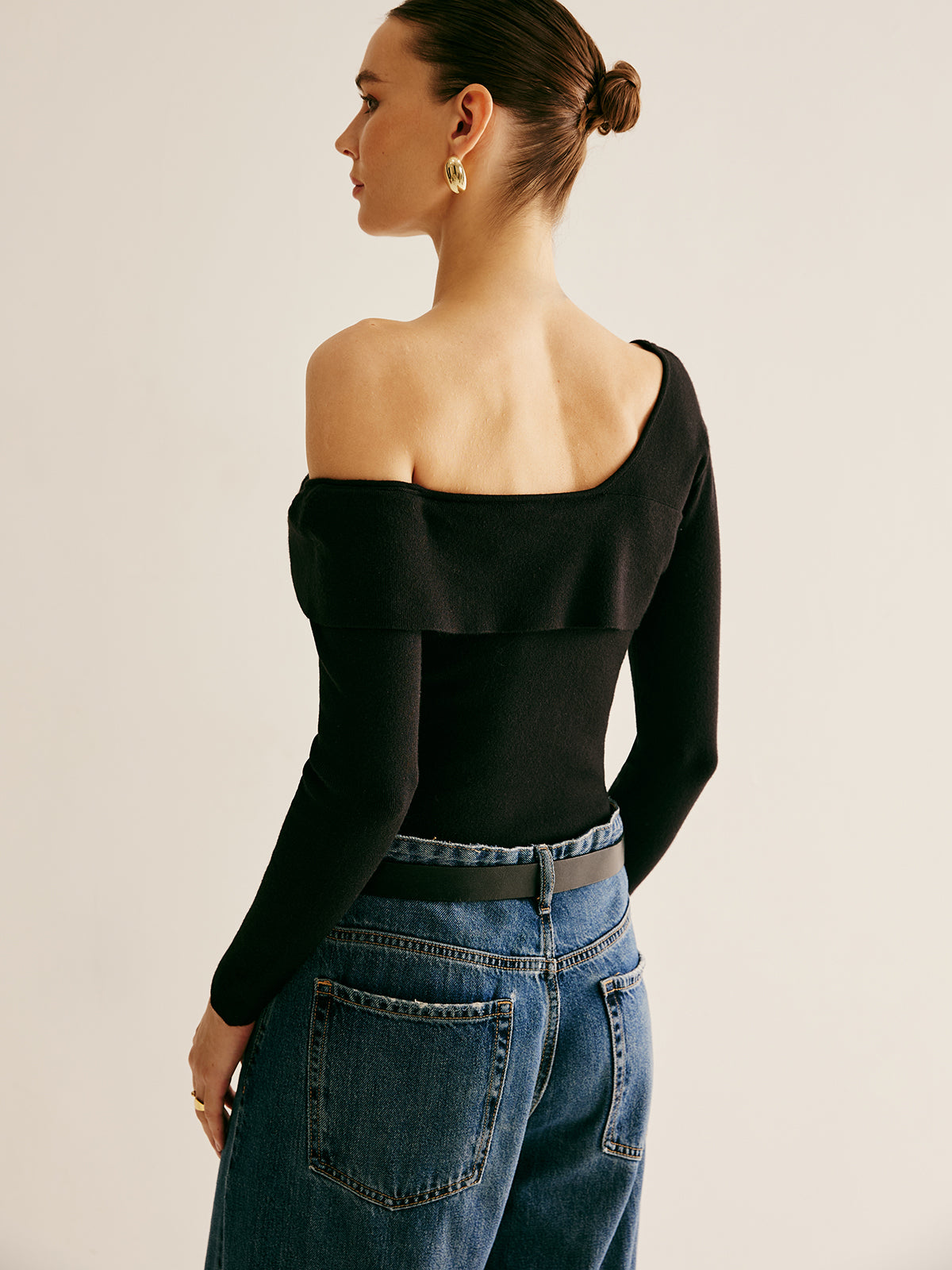 Fudus | Asymmetrisches Cold Shoulder Stricktop