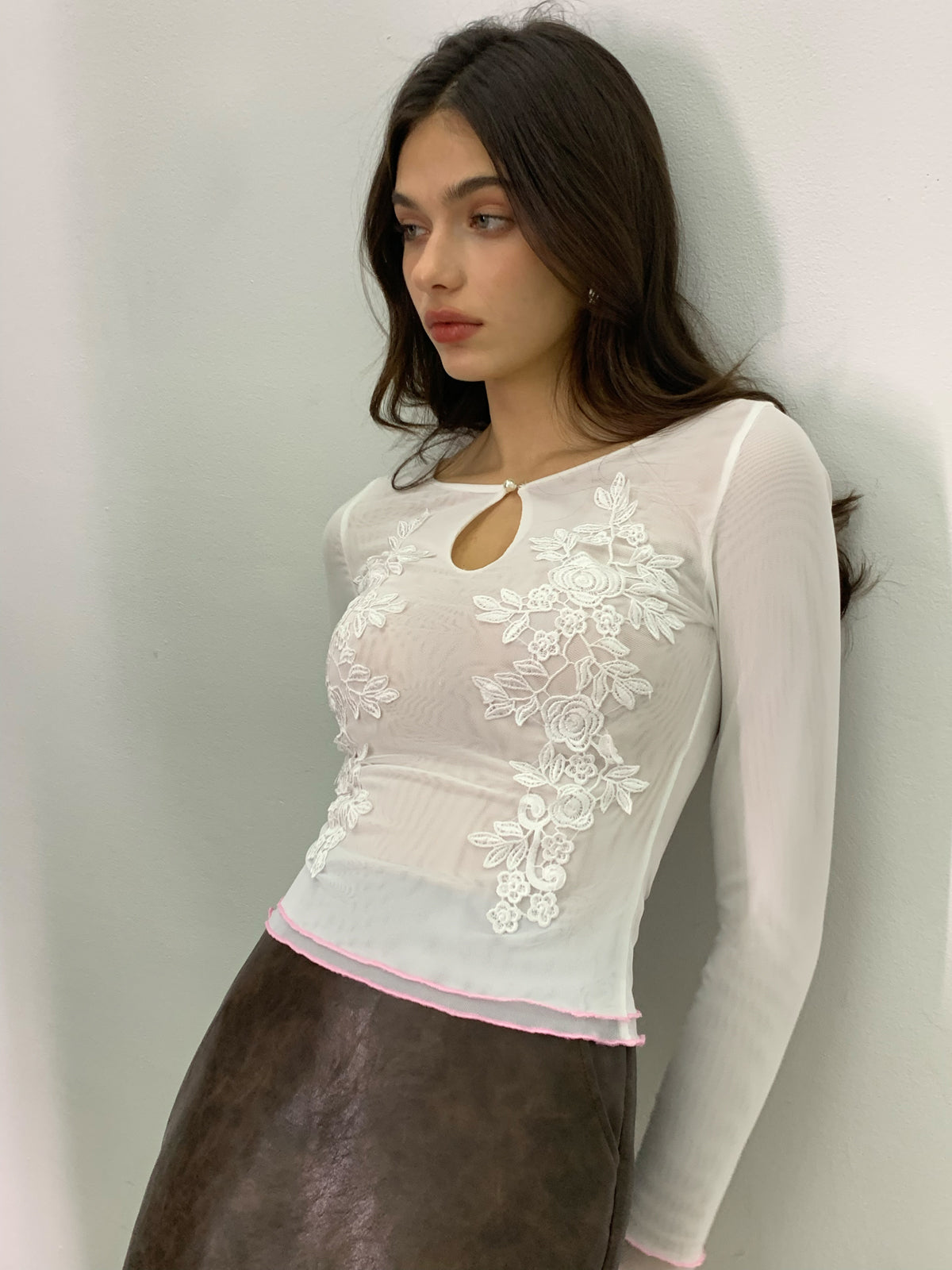 Fudus | Semi Sheer Schlüsselloch Ausschnitt Blumenes Mesh T-hemd
