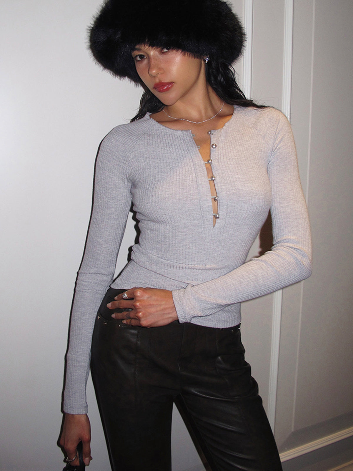 Fudus | Perlenknopf Cutout Skinny Top