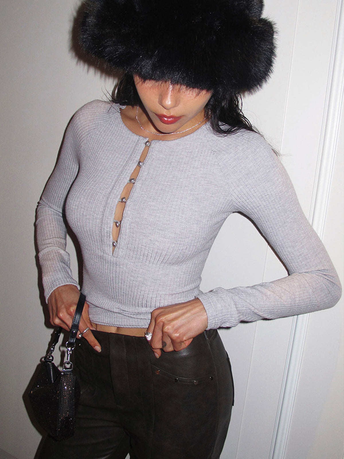 Fudus | Perlenknopf Cutout Skinny Top