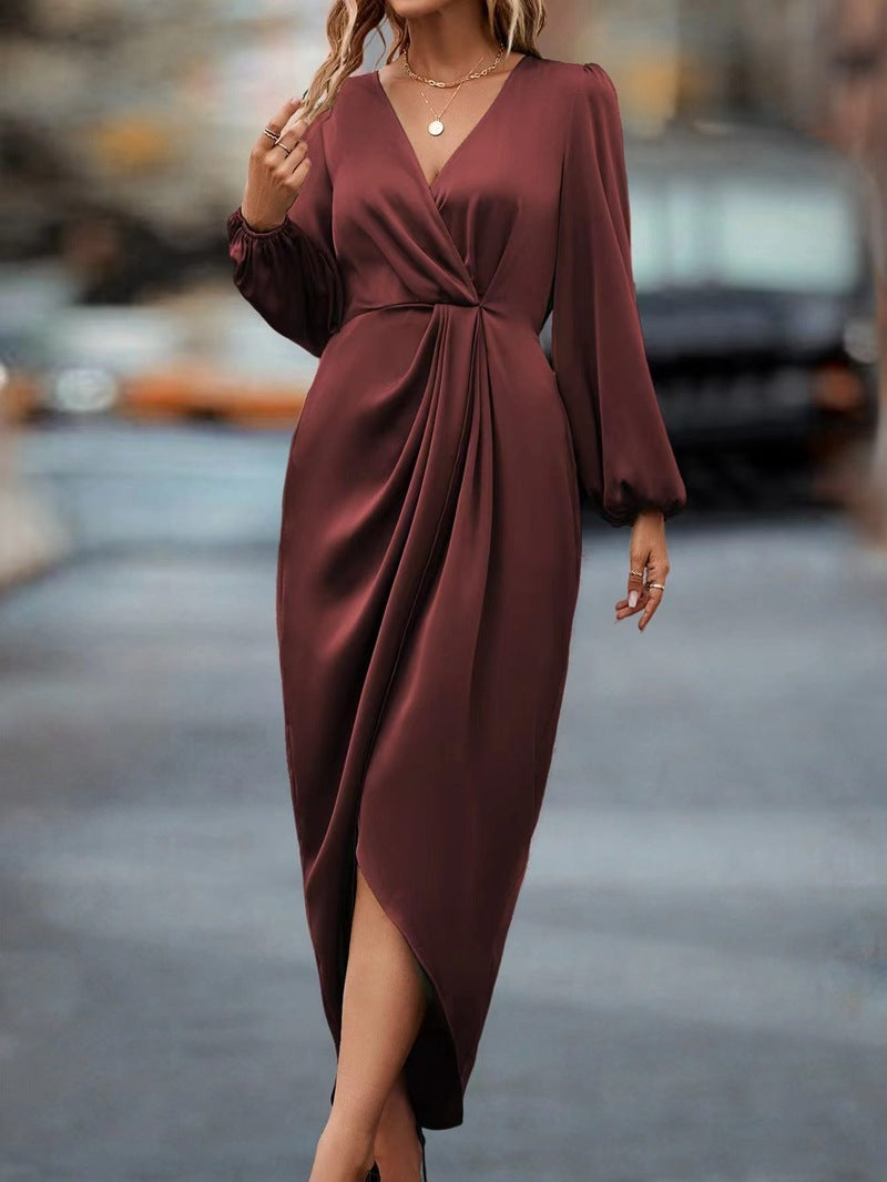 Sara – Tailliertes Langarmkleid mit Schlitz