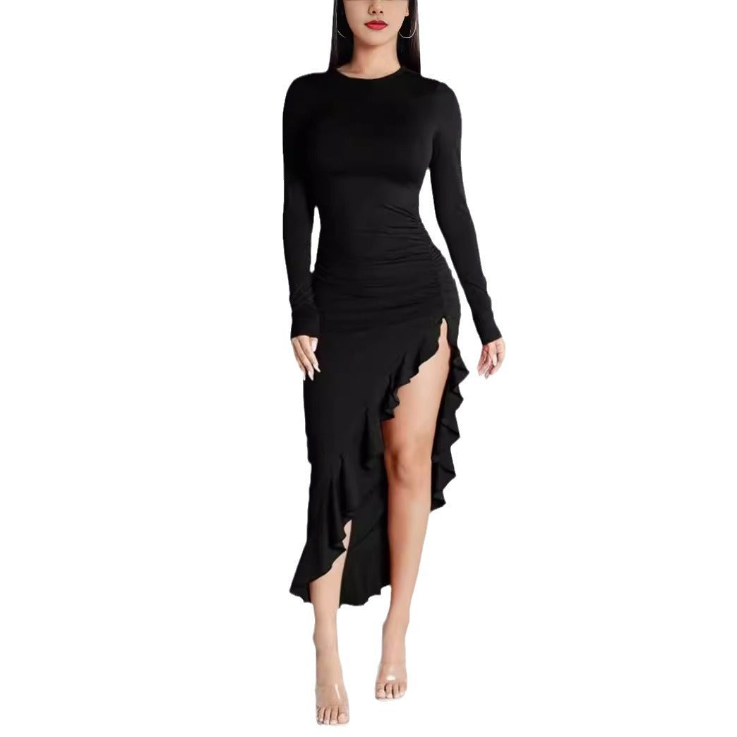 Patricia – Schlankes Kleid mit Rüschen und Schlitz