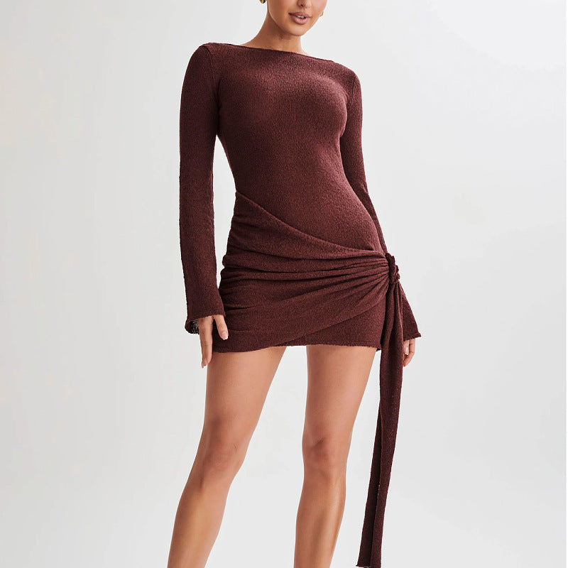 Mandy – Figurbetontes Y2K Minikleid mit V-Rücken