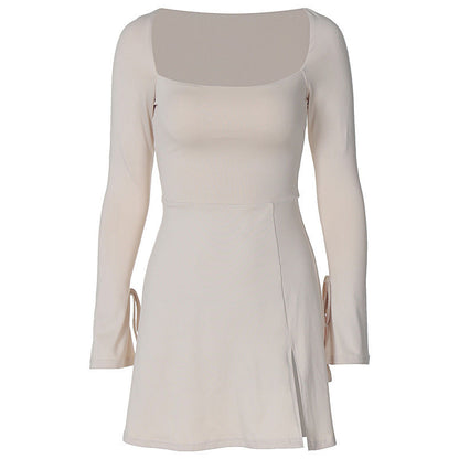 Wendy – Tailliertes Kleid mit Glockenärmeln