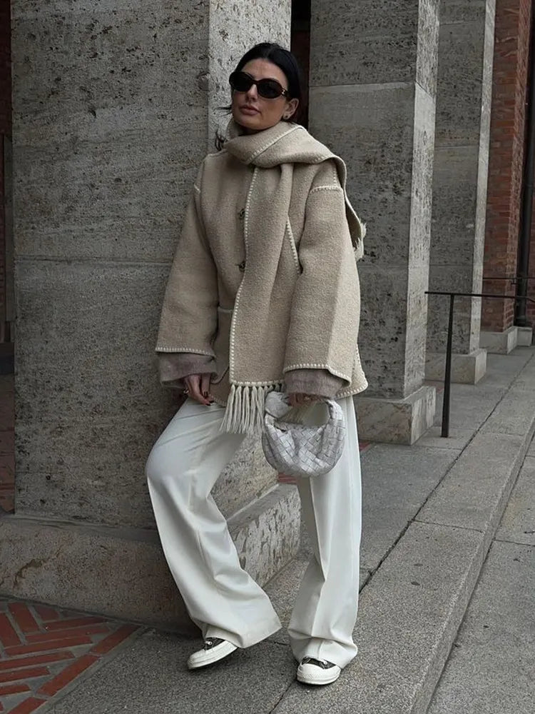 Quirina | Elegante Langarmtasche einreihige Knopfjacke mit Schal