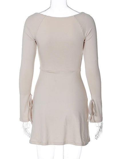 Wendy – Tailliertes Kleid mit Glockenärmeln
