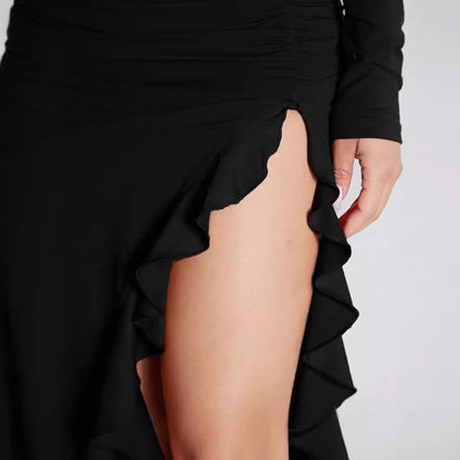 Patricia – Schlankes Kleid mit Rüschen und Schlitz