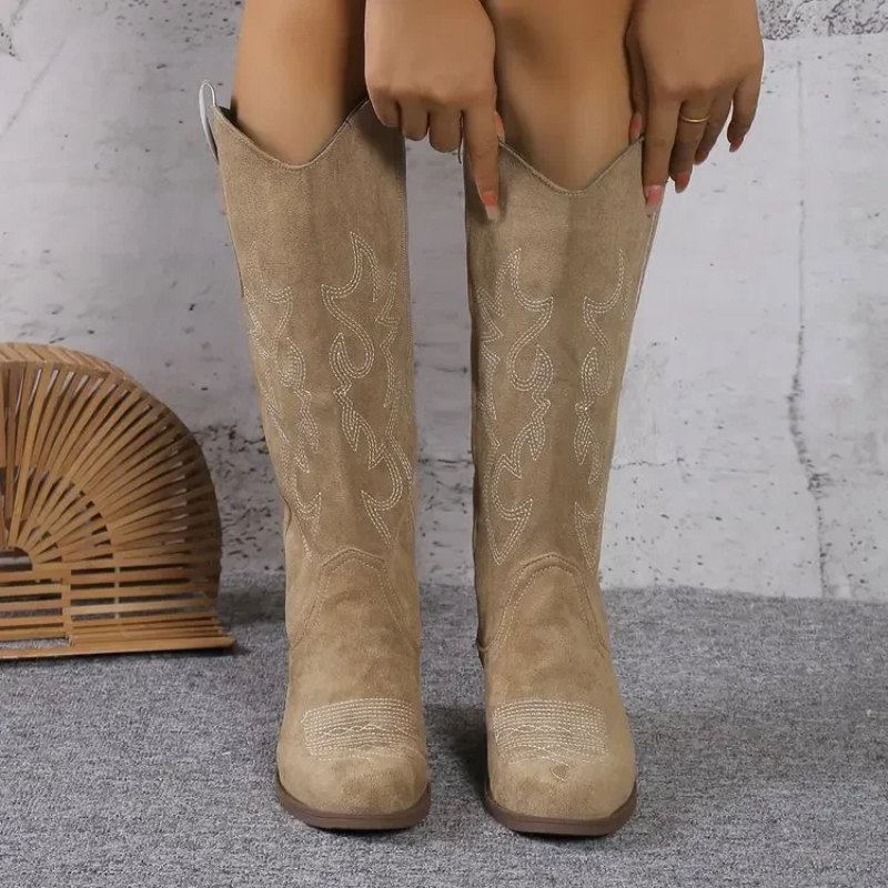 Alma | Klassische Western-Cowboystiefel aus Wildleder für Damen mit bequemem, niedrigem Blockabsatz