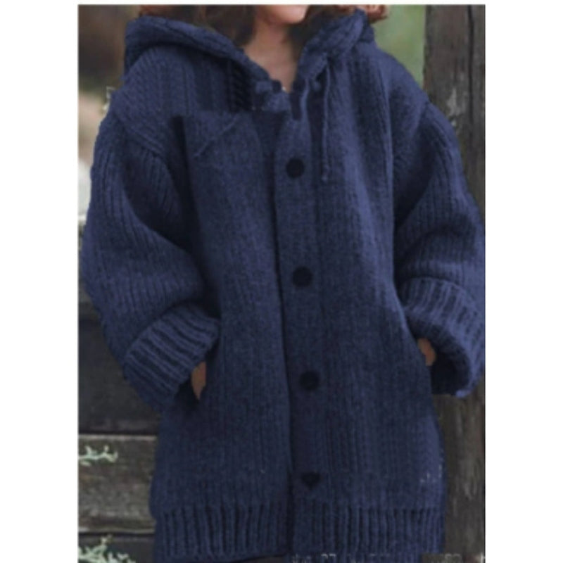 Sarina – Kuscheliger Strickmantel mit Kapuze und Knöpfen