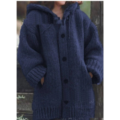 Sarina – Kuscheliger Strickmantel mit Kapuze und Knöpfen