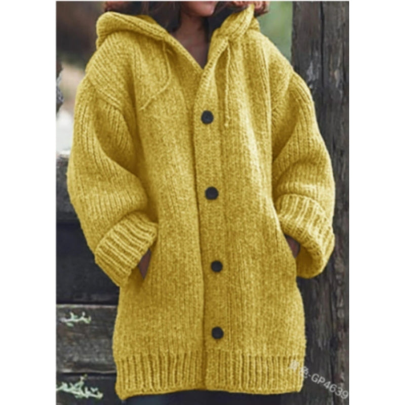 Sarina – Kuscheliger Strickmantel mit Kapuze und Knöpfen