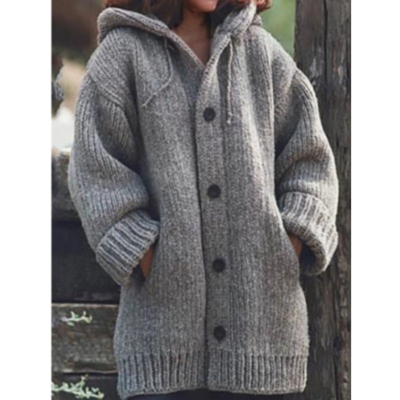 Sarina – Kuscheliger Strickmantel mit Kapuze und Knöpfen