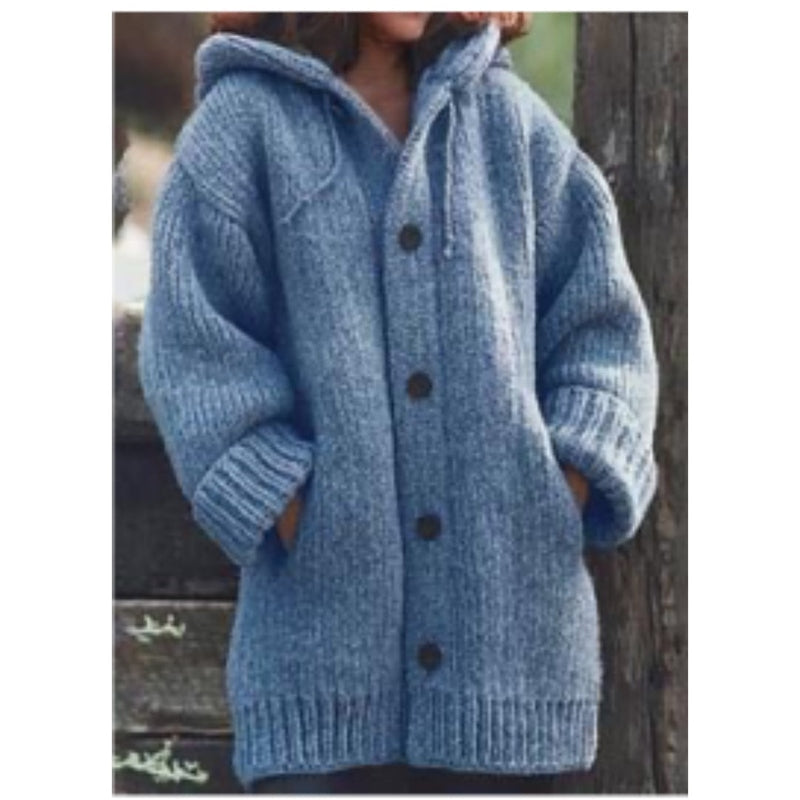 Sarina – Kuscheliger Strickmantel mit Kapuze und Knöpfen