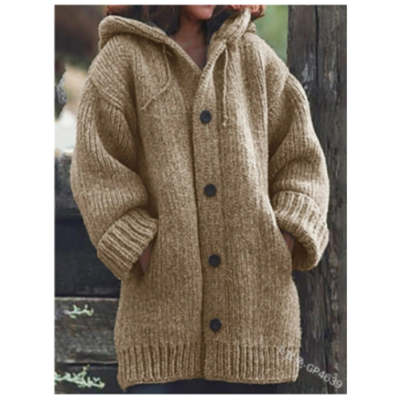 Sarina – Kuscheliger Strickmantel mit Kapuze und Knöpfen