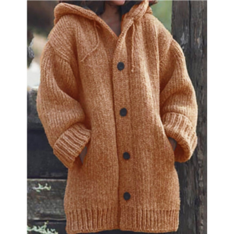 Sarina – Kuscheliger Strickmantel mit Kapuze und Knöpfen