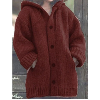 Sarina – Kuscheliger Strickmantel mit Kapuze und Knöpfen