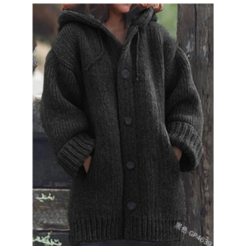 Sarina – Kuscheliger Strickmantel mit Kapuze und Knöpfen